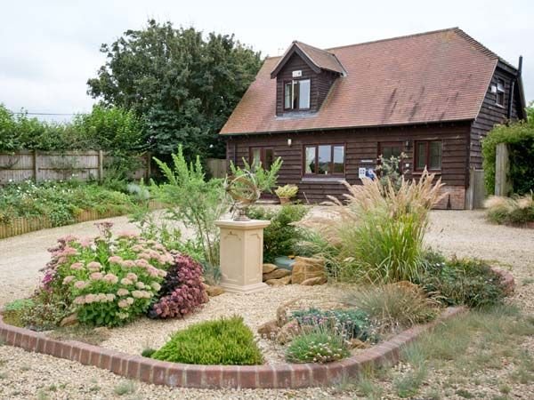 แบบบ้านสองชั้น สไตล์คอทเทจ มีสวนอังกฤษหน้าบ้าน