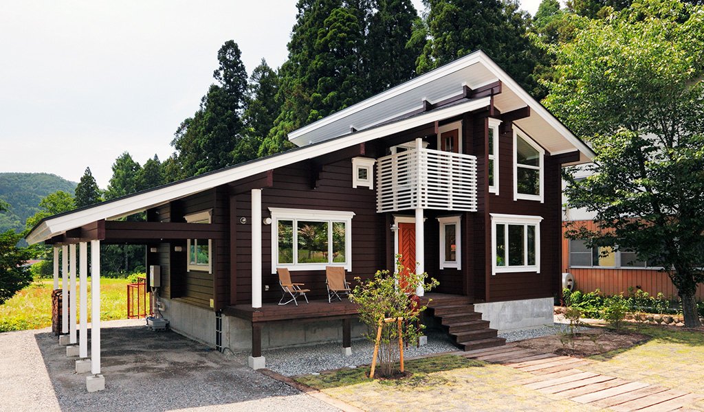 แบบบ้านไม้ญี่ปุ่นชั้นครึ่ง มีระเบียงนั่งเล่น โทนสีน้ำตาลเข้ม