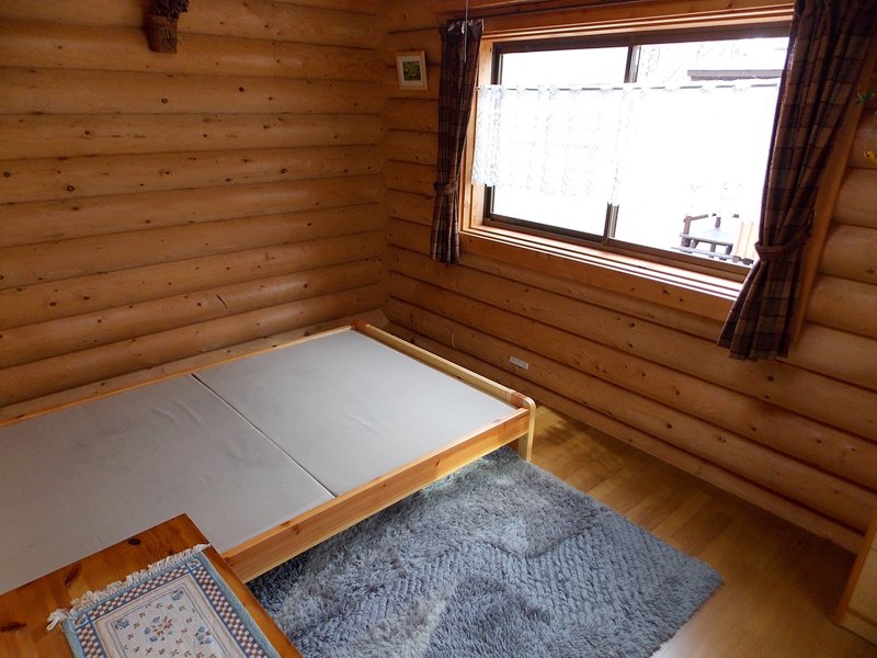 บ้านไม้ญี่ปุ่นหลังเล็ก ทำห้องใต้หลังคา มีระเบียงสวยๆ
