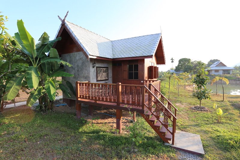 บ้านไม้ยกพื้นหลังเล็ก ทรงไทยประยุกต์ มีระเบียงชมสวน