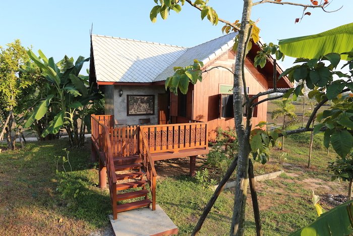 บ้านไม้ยกพื้นหลังเล็ก ทรงไทยประยุกต์ มีระเบียงชมสวน