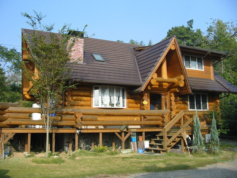 บ้านไม้ญี่ปุ่น หลังคาหน้าจั่ว มีชานไม้ระเบียงไม้หน้าบ้าน