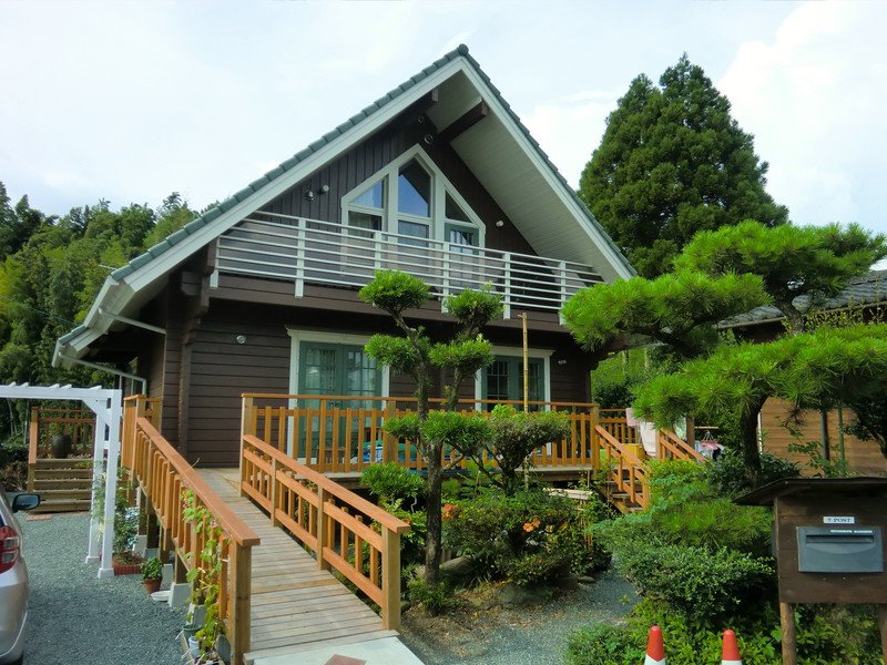 บ้านไม้ญี่ปุ่น หลังคาหน้าจั่ว มีชานไม้ระเบียงไม้หน้าบ้าน