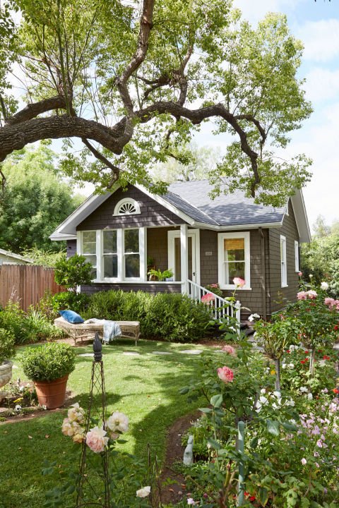 A small house with a narrow, limited space allocation and flower garden arrangement ideas.