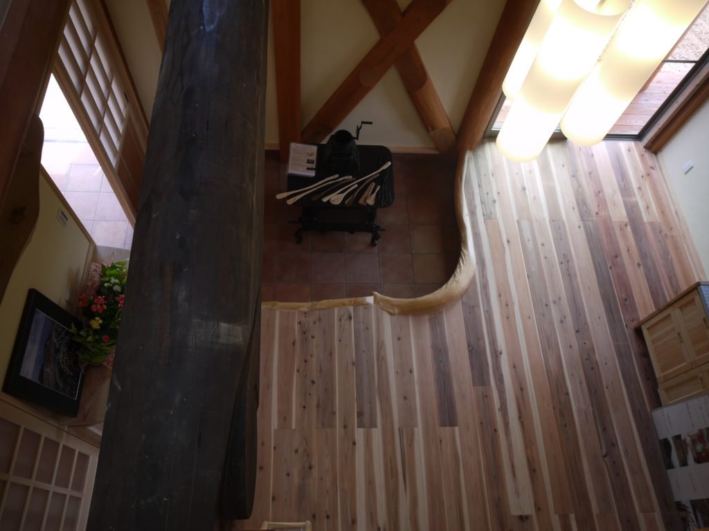 บ้านไม้เท่ๆ 2 ชั้น สไตล์ญี่ปุ่น สวยงามด้วยเสาไม้คานไม้ท่อนใหญ่
