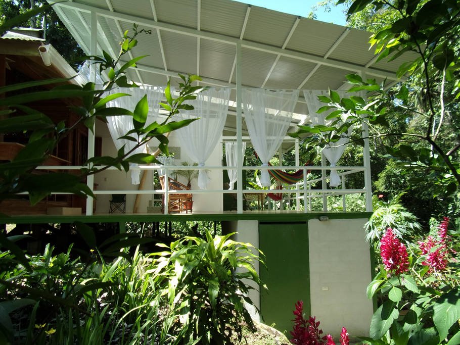 บ้านไม้ยกพื้น กับการต่อเติมบ้านให้ร่วมสมัย สร้างที่นั่งเล่นโปร่งโล่งรับวิวสวนป่าธรรมาชาติ