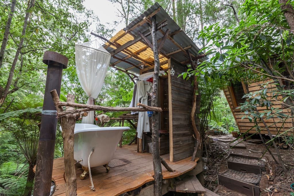 กระท่อมไม้เล็ก ๆ ในป่า มีอ่างอาบน้ำกลางแจ้ง