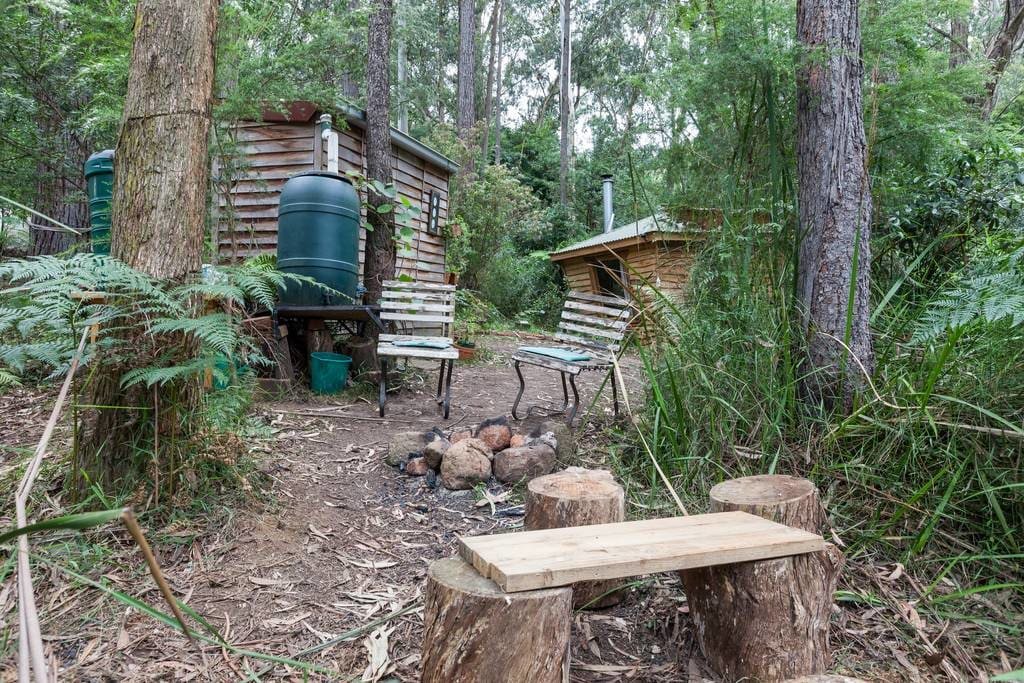 กระท่อมไม้เล็ก ๆ ในป่า มีอ่างอาบน้ำกลางแจ้ง