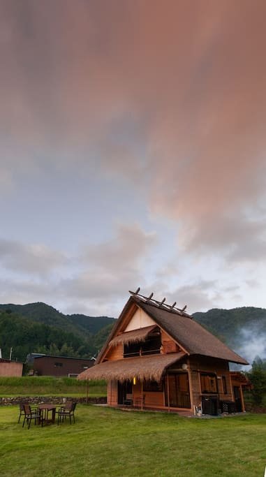 บ้านไม้ชั้นครึ่งสไตล์ญี่ปุ่น ประยุกต์ร่วมสมัย ในพื้นที่ชนบทล้อมรอบด้วยภูเขาและนาข้าว