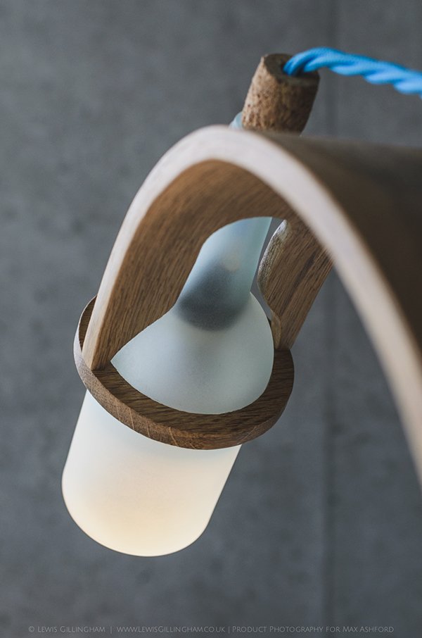 โคมไฟตั้งโต๊ะ ทำจากไม้โอ๊ค ดีไซน์เก๋ไก๋