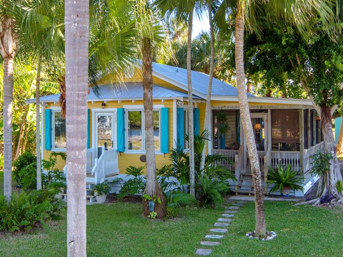 single-story-dream-home-01 แบบบ้านชาวเล บ้านไม้ ผนังบ้านสีเหลือง