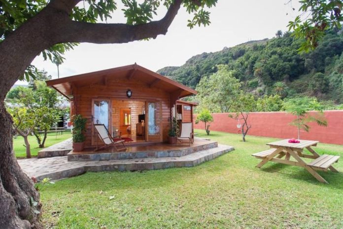 beautiful-wooden-house-01 แบบบ้านไม้หลังเล็ก ตกแต่งเรียบง่าย มีสนามหญ้ารอบบ้าน