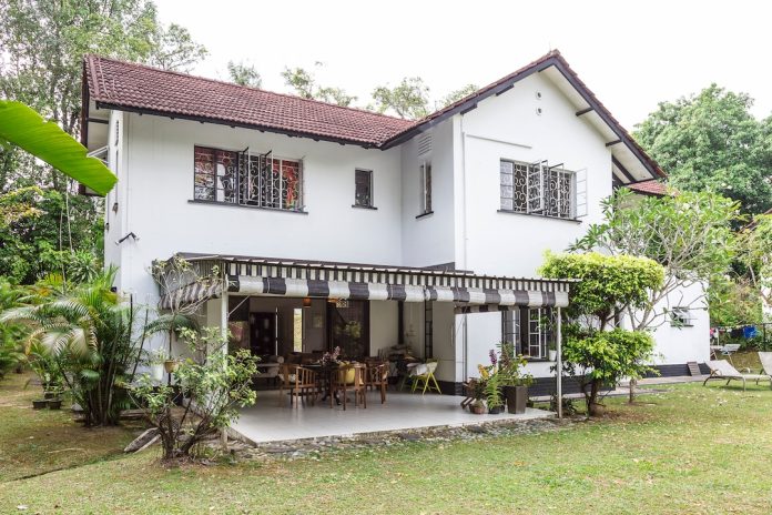 cozy-2-story-house-01 แบบบ้านอบอุ่นสองชั้น มีกลิ่นอายสไตล์โคโลเนียล
