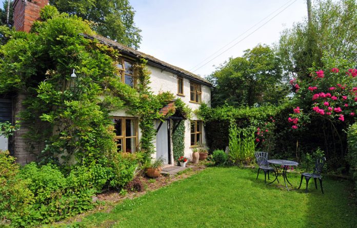 english-cottage-gardens-01 ไอเดียแต่งบ้านเก่า หน้าบ้านปลูกไม้เลื้อยขึ้นสูงถึงหลังคา