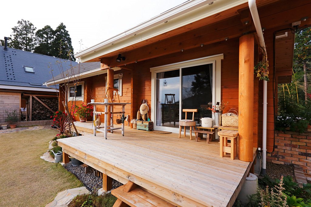 บ้านไม้ญี่ปุ่น ผนังไม้สีน้ำตาล มีเฉลียงหน้าบ้านและหลังบ้าน
