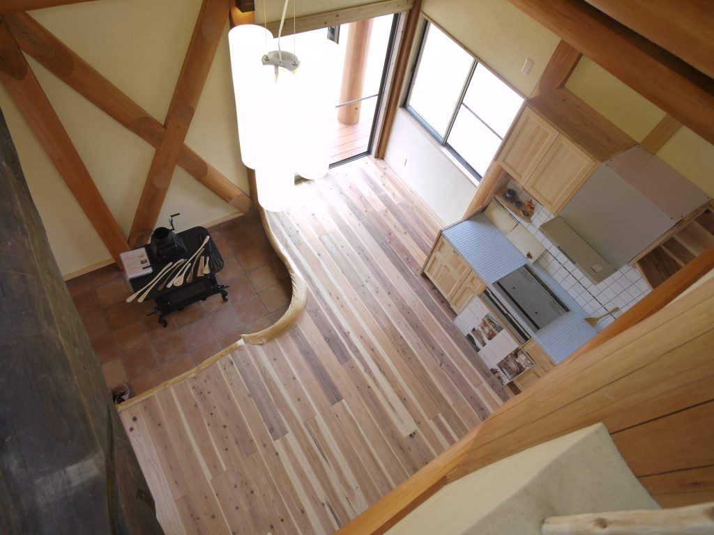 บ้านไม้เท่ๆ 2 ชั้น สไตล์ญี่ปุ่น สวยงามด้วยเสาไม้คานไม้ท่อนใหญ่