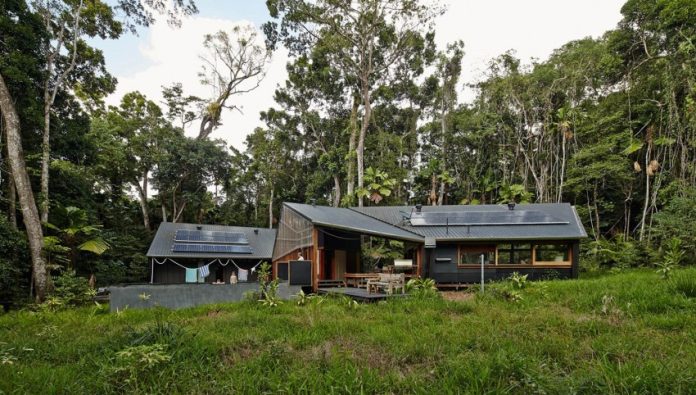 modern-eco-house-in-rainforest-01 บ้าน ECO สไตล์โมเดิร์น ติดแผงโซลาร์เซลล์บนหลังคา