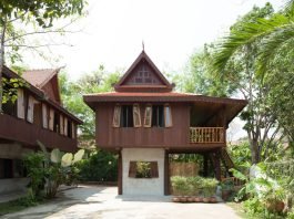 บ้านไม้สักไทย ยกพื้นสูง ในบรรยากาศสวนสไตล์ทรอปิคอล