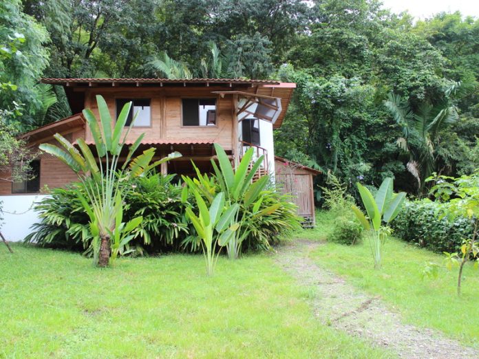 peaceful-house-in-natural-garden-01 บ้านไม้กึ่งปูนสองชั้น มีพื้นที่ดินปลูกพืชผัก อยู่ในบรรยากาศที่เงียบสงบ