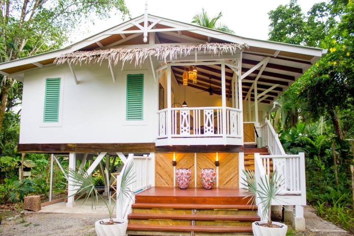 caribbean-victorian-architecture-with-modern-comfort-01 แบบบ้านยกพื้น บรรยากาศอบอุ่น ตกแต่งในสไตล์แคริบเบียนและวิคตอเรียน
