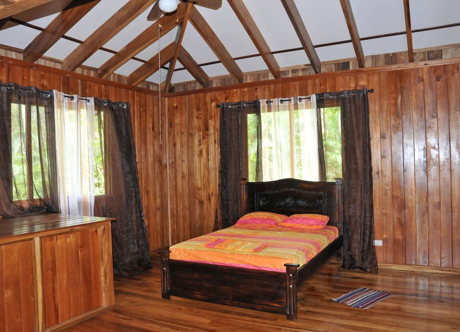 บ้านครึ่งปูนครึ่งไม้ มีระเบียงและห้องนอนชั้นบน