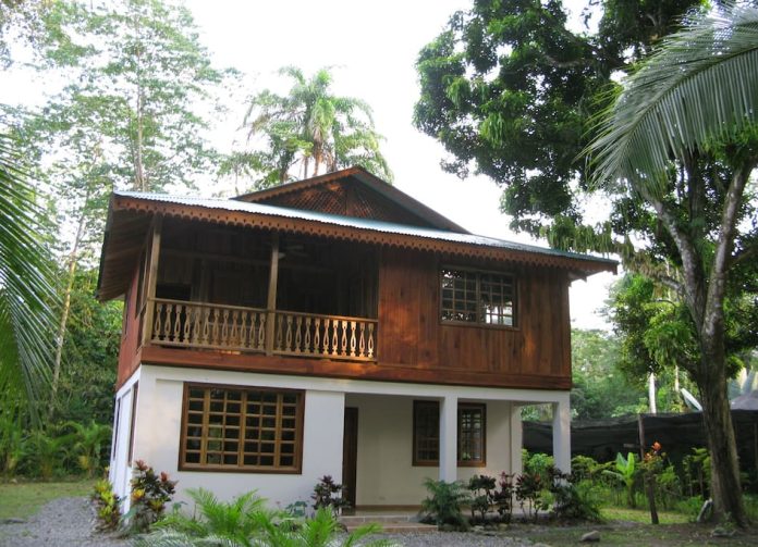 rustic-house-half-cement-half-wood-11 บ้านครึ่งปูนครึ่งไม้ มีระเบียงและห้องนอนชั้นบน