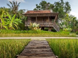 บ้านไม้ยกพื้นโบราณ หรือบังกะโลไม้ ตกแต่งสไตล์เขมรแบบดั้งเดิม