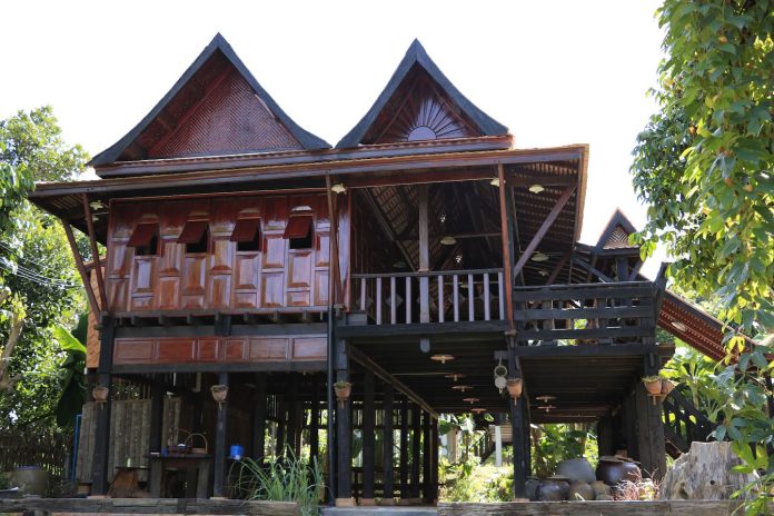 traditional-southern-thai-house-01 บ้านไม้ยกพื้นสูง แบบบ้านทรงไทยโบราณดั้งเดิม(ภาคใต้) ใช้วัสดุโบราณหายาก