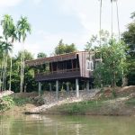 wooden-cottage-has-wide-front-terrace-01