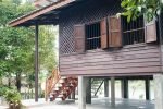 wooden-cottage-has-wide-front-terrace-02
