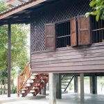 wooden-cottage-has-wide-front-terrace-02