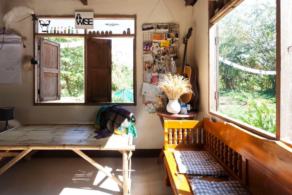 บ้านครึ่งปูนครึ่งไม้ เรียบง่าย ตามวิถีชีวิตครอบครัวไทย