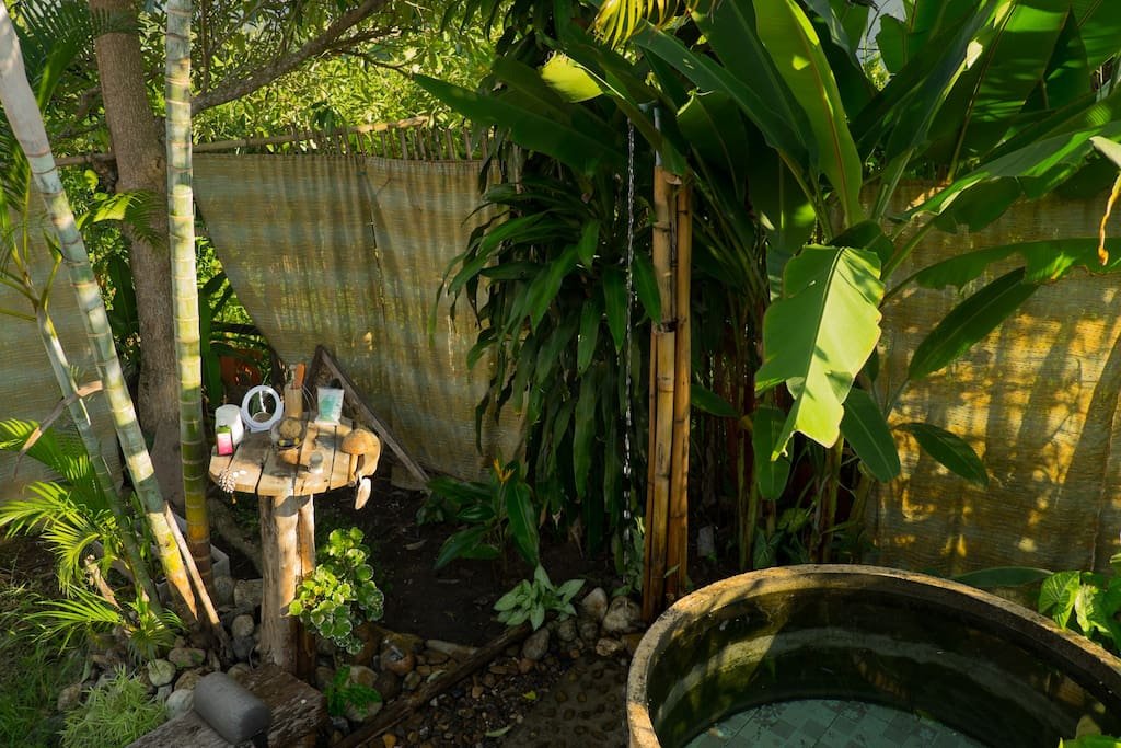 บ้านหลังเล็ก อบอุ่นตามวิถีชนบทแบบไทย มีห้องอาบน้ำกลางแจ้ง