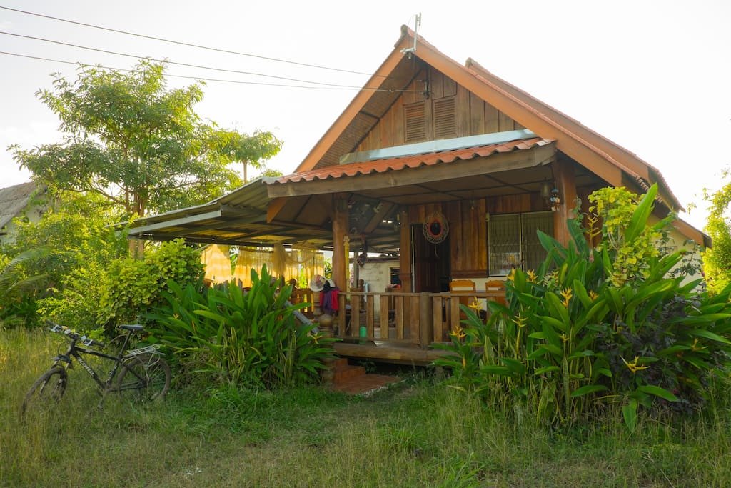 บ้านหลังเล็ก อบอุ่นตามวิถีชนบทแบบไทย มีห้องอาบน้ำกลางแจ้ง