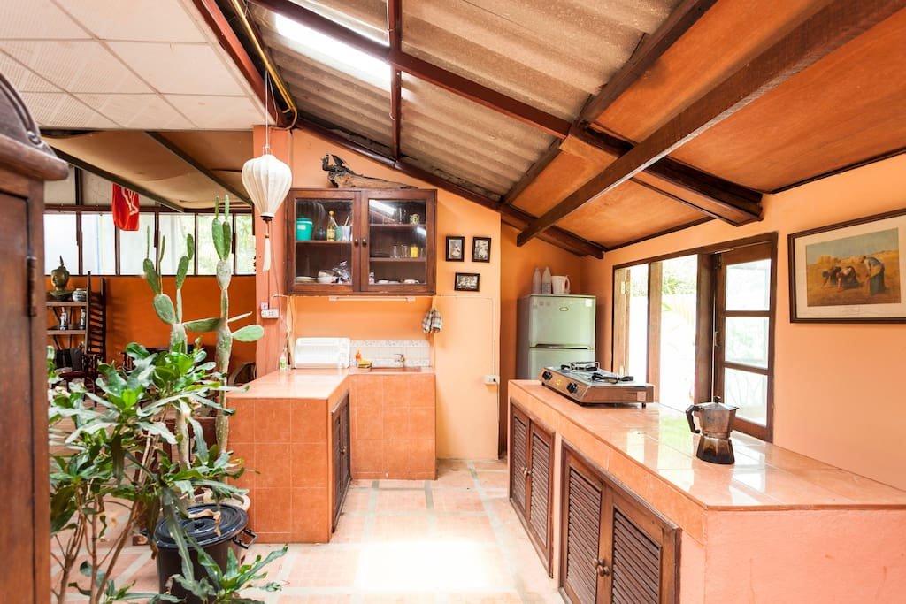 บ้านชั้นเดียวธรรมดาเรียบง่าย ห้องนั่งเล่นโปร่งโล่ง ครัวไทยเต็มรูปแบบ