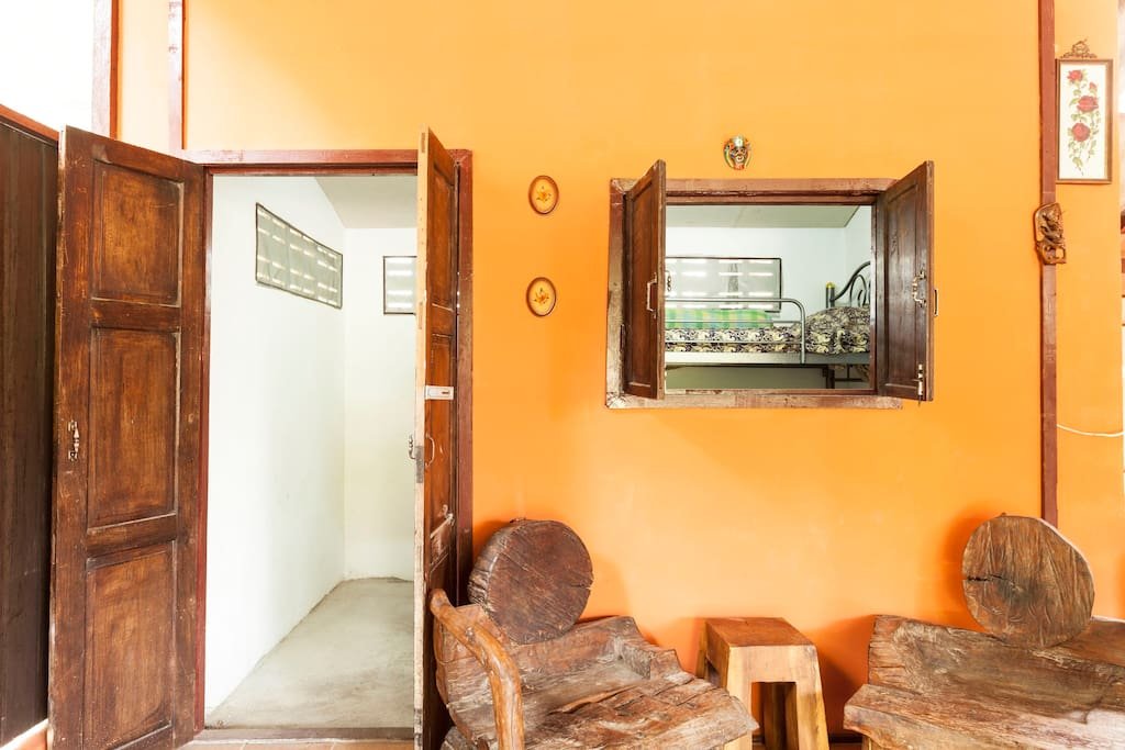 บ้านชั้นเดียวธรรมดาเรียบง่าย ห้องนั่งเล่นโปร่งโล่ง ครัวไทยเต็มรูปแบบ
