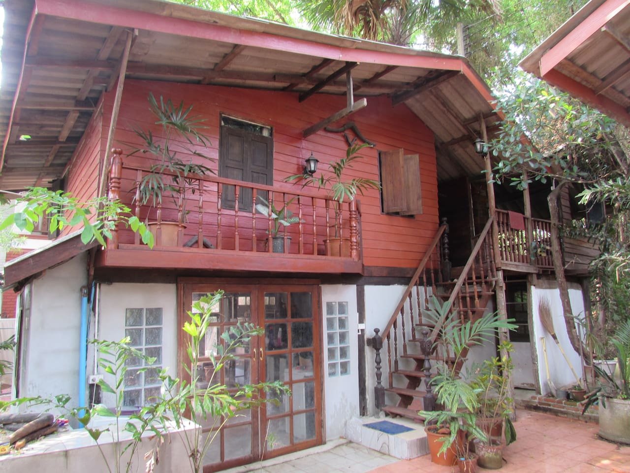 บ้านสองชั้นครึ่งปูนครึ่งไม้ มีเสน่ห์แบบไทย ๆ สวยงามด้วยงานไม้เก่า